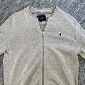 Bondelid zip  - Säljer en bondelid zip som inte används och är knappt använd nåt. Skick 9/10 inga fläckar eller hål. Stl S hör av er vid frågor kan tänka mig att sänka priset vid snabb affär!!