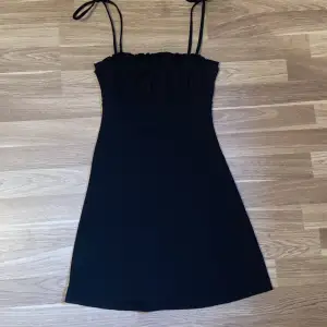 Mini svart klänning från HM med räfflad topp  Knappa använd 