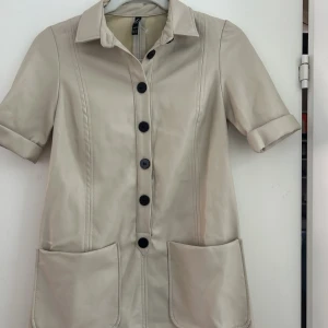 ZARA Trafaluc, läderklänning i beige - Jättefin klänning från Zara, aldrig använts! 