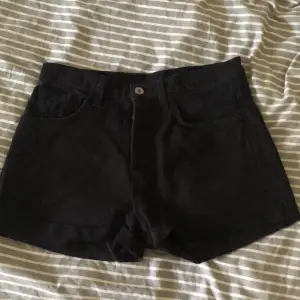 Svarta shorts! Inga slit, säljer pga att shortsen inte kommer till användning!🥰