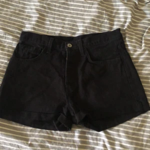 Svarta shorts  - Svarta shorts! Inga slit, säljer pga att shortsen inte kommer till användning!🥰