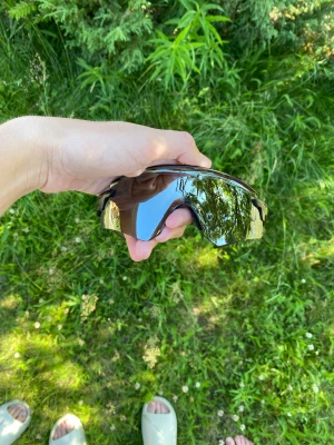 Chimi 04 Oakley encoder grå/spegelglas - Säljer mina asfeta oakley encoder gråa/spegelglas. Nypris:2600 Mitt pris:299 Skick: 10/10 enbart prövade.   passar perfekt nu till sommaren eller till vintern, ljuset i glajorna är helt perfekt till soliga dagar☀️. Hör av er vid frågor 💫