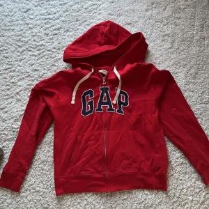 Gap hoodie  - Zip up hoodie från gap. Helt i nyskick! 