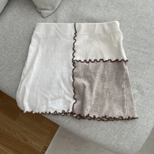 Ribbad kjol  - Säljer min favorit kjol nu från berska! Den är ribbad och jätte fin och skön, perfekt att dra på när man ska till stranden. Nu för liten.. 