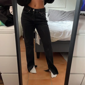 Svarta jeans  - Ett par svarta/gråa jeans från Gina, använt en gång så väldigt fin skick. Storlek 38 men passar 36 oxå, har slits nere på båda benen. Säljer pågrund av att de ej kommer till användning. Nypris: 500 mitt pris:  100+ frakt