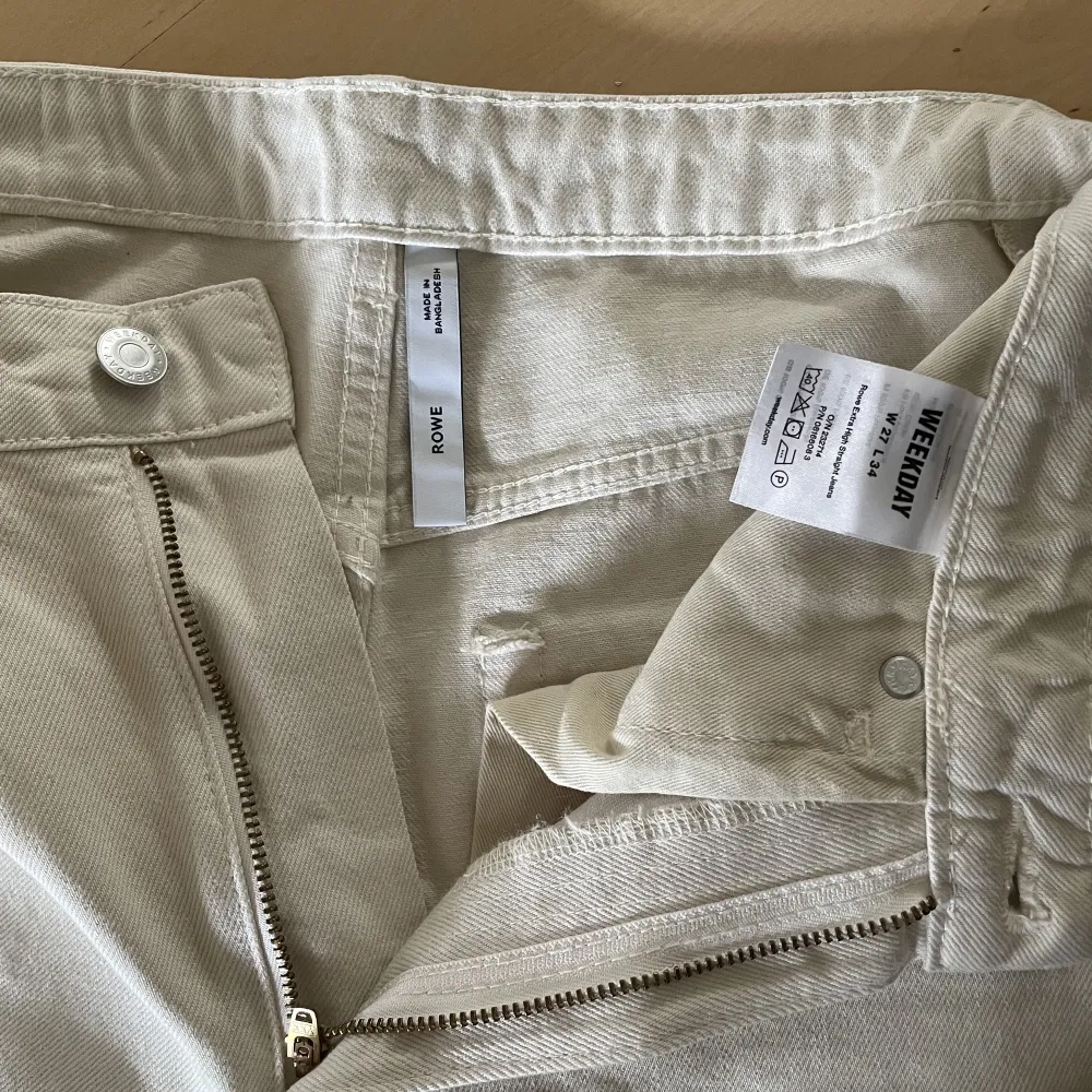 Säljer dessa jeans från weekday i modellen row, de är w 27 och L 34🩷pris från 200, hör av er vid frågor🥰 Köparen står för frakten!. Jeans & Byxor.