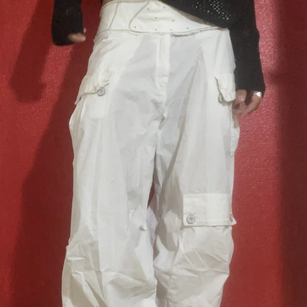 Snygg vit cargo byxor från humana. Köpte för 300kr men pga slitage där bak så säljer jag den i bra pris 😝. Jeans & Byxor.