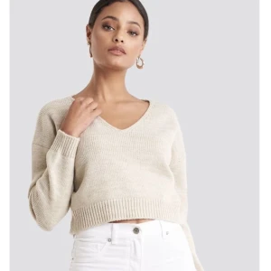 Tröja från Nakd - Fin beige tröja som är lite croppad. Storlek S och knappt använd. Köparen står för frakten, betalning sker via swish💕