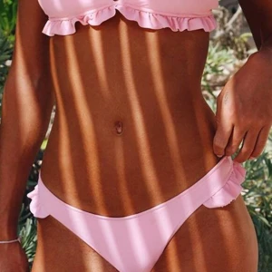 ROSA BIKINITROSOR - Säljer dessa bikinitrosor från Khassani Swimwear. Självklar helt oanvända med hygienförsegling kvar. Storlek S, men små i storleken!