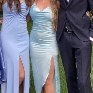 Klänning - Så himla fin blå klänning med slits och öppen rygg. Perfekt till bal💙💙storlek S men passar XS också💙