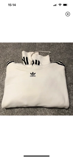 Hoodie - Croppad hoodie från Adidas. Väldigt liten i storlek.