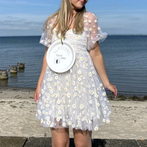 Tyllklänning  - Detta är en av mina studentklänningar som jag använde under champagne frukosten men bytte om till en annan efter och därav är den knappt använd. Den är från märket lace and beads och köpt på asos för ca 800kr❣️ Säljer den för att den är för kort för mig😕