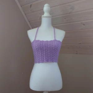 Egenvirkad topp - Egenvirkad topp med justerbar snörning i ryggen. Passar någon med storlek Xs. Aldrig använd.