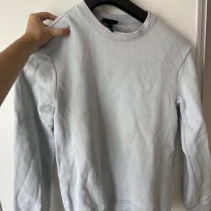 Tjocktröja  - Tjocktröja från HM, ljusblå. Jätteskön och lite oversized. Stork XS
