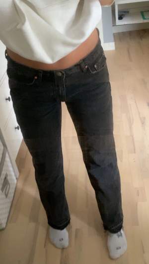 Svarta jeans från Gina Tricot i modellen low waist straight! Skriv om du har frågor :)