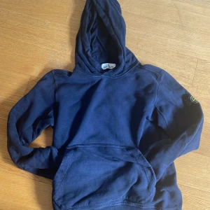 Stone island hoodie - Det gör är en stone island junior hoodie som ör riktigt fet inför hösten och vintern jag säljer denna hoodie endast för 599 kr som ör ett jätte bra pris för en stone island hoodie hör av er om ni har några funderingar.