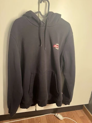 Dickies hoodie  - Hej, jag säljer min Dickies hoodie, den är använd fåtal ggr. Är du intresserad av fler bilder är det bara att höra av dig.