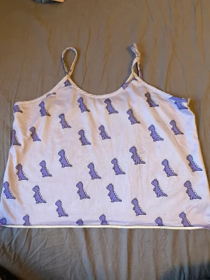 Pjams tröja  - En pjams tröja med dinosaurier på . I storlek 160 men ganska kort så den är som en kropptopp.