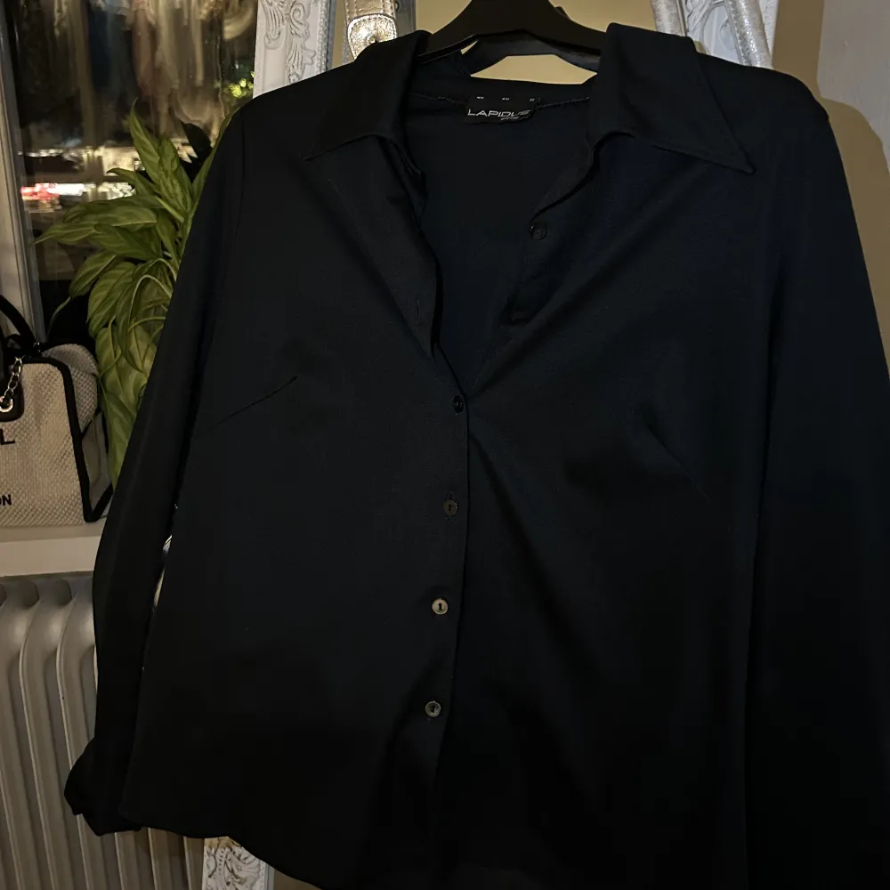 En svart tröja/skjorta av mjukt material🖤Köparen står för frakten ❣️. Tröjor & Koftor.
