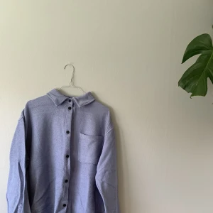 Skjorta weekday - Ljusblå. Finns även i vit. Båda för 200