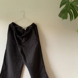 ”Linne”-byxor - Svarta tunnare linneimiterade byxor. 