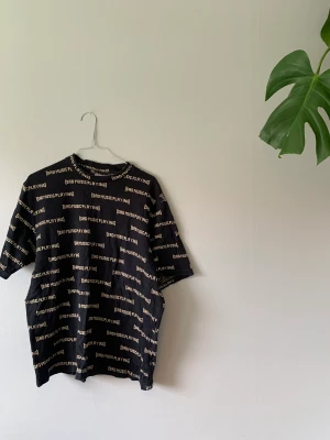 Tshirt från weekday - Lite tjockare material