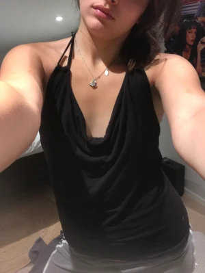 Halterneck  - De e en kinesisk drake 🐉 broderat på med snygga detaljer, men det är svårt att få med den på bilderna.