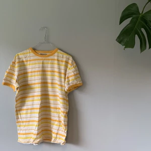 Randig tshirt 2ndhand - Köpt på secondhand. Ej använt.