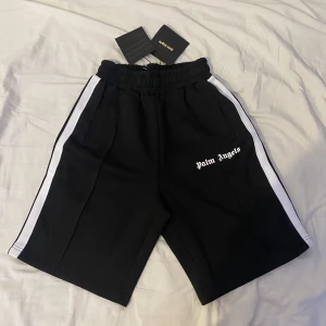Palm angels shorts - Snygga Palm angels shorts i storlek S. Ordinariepris ligger ungefär runt 2500, kom gärna med prisförslag