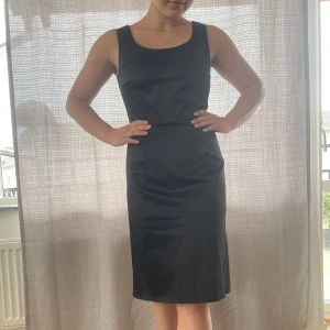 badass klänning  - Den svarta klassiska klänningen passar perfekt till de formella festerna samt ute. Passformen är riktigt vacker, detaljerad och ligger fint på kroppen. Köptes på H&M och användes 1-2 gånger! Storlek är 36 och jag är 160cm i bilden.