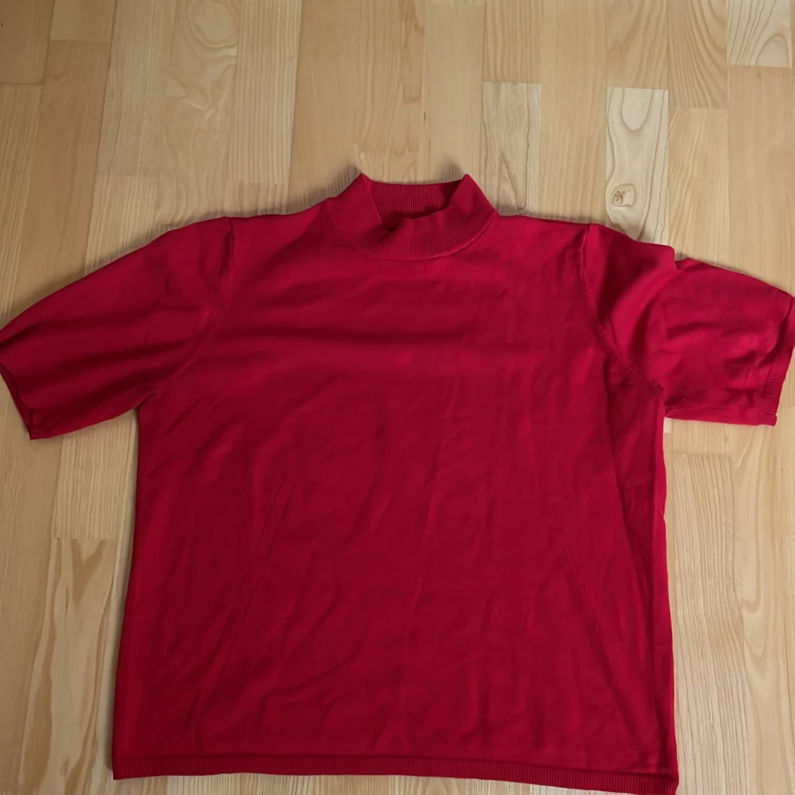 Röd polo T-shirt med stygn-detaljer  - 90