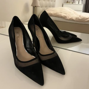 Zara-klackar 🖤 - Stilettklackar från Zara i sammet och mesh. Otroligt snygga, använda några gånger men i bra skick 🖤