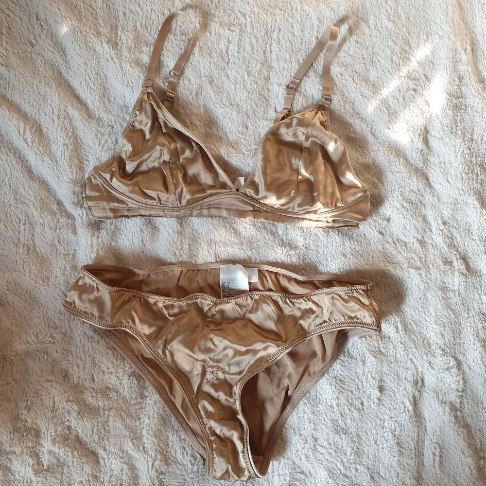 Vacker champagnefärgad bralette/bygellös bh/top med tillhörande trosa i 93 % silke & 7 % elastin från H&M.  Storlek 40. Provad och tvättad.. Övrigt.