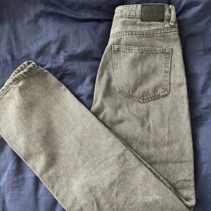 grå jeans - säljer pga de nt passar mig längre  fortfarande i fint skick 