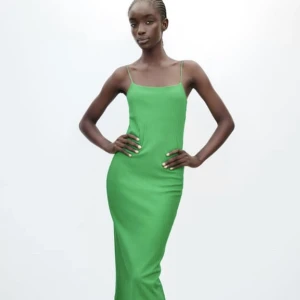 Figursydd klänning från ZARA - Figursydd grön klänning från ZARA, skönt material och aldrig använd. 