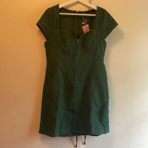 Grön klänning  - Säljer denna klänning då den va lite stor på mig.