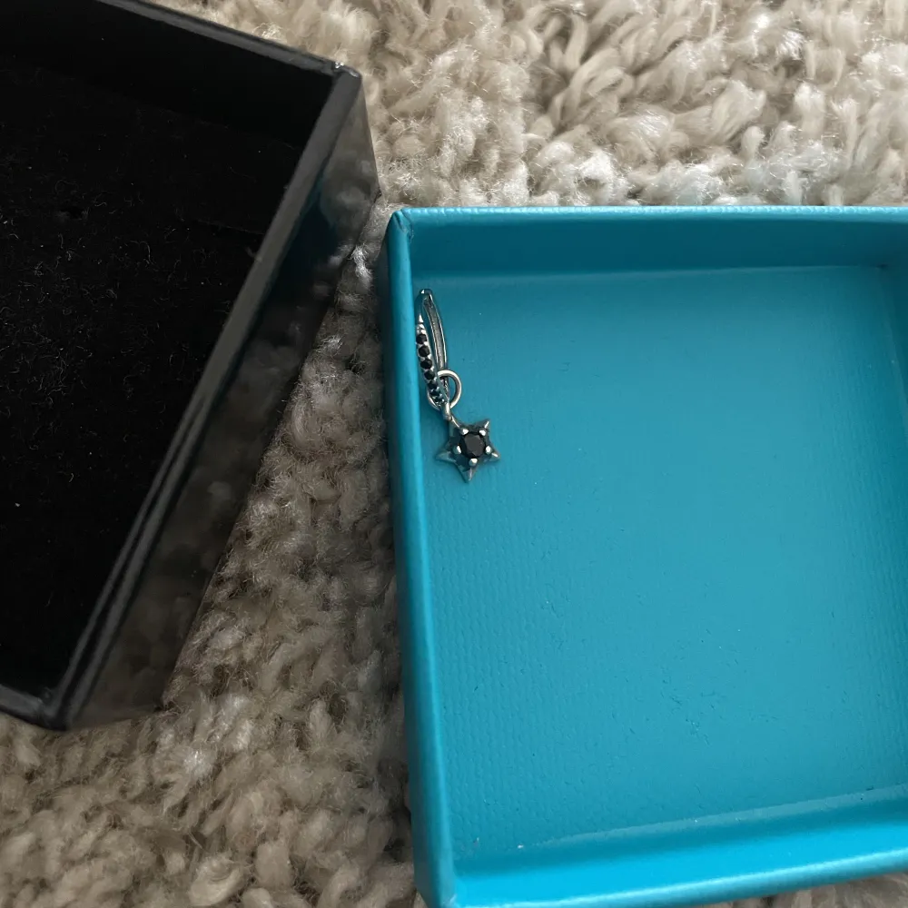 säljer detta as coola och unika örhänget från L8 hasselblad som inte kommer till användning längre. skriv privat om ni vill se bättre bilder o frågor. Asusteet.