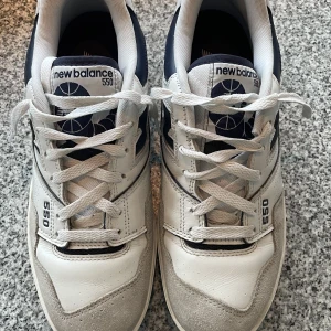 New balence 550 navy blue - skit snygga nb 550 i väligt bra skick, om syns på bilden! Väldigt svåra att få tag i! Nypris 3600, mitt pris 2000 men pris kan diskuteras. Kartong medföljer. Skriv för frågor eller fler bilder