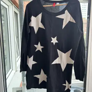 Stickad svart tröja med vita stjärnor storlek 38