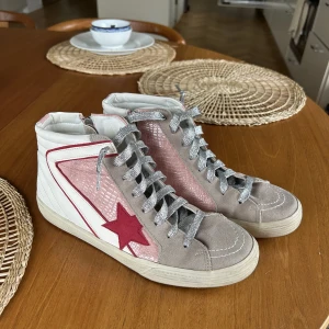 Golden Goose skor - Ett par Golden Goose liknade skor, köpa i Italien. Använda 1 gång, så i princip helt nya. 