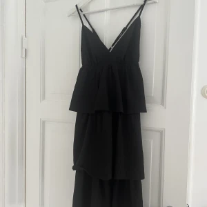 Svart långklänning - Klänning från Vero Moda i storlek Xs, använd 1 gång💞