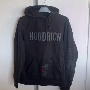 Säljer denna snygga Hoodrich hoodie med tryck på ryggen, ärmarna luvan och i fram. Tror inte denna säljs längre. Strl M men passar mig bra som vanligtvis har S. Skriv privat för mer frågor 🌟😊