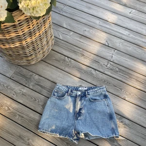 Jeansshorts  - Säljer dessa jättefina jeansshortsen från nakd, då storleken inte passar mig. Bara använda vid ett tillfälle, så är i fint skick. 