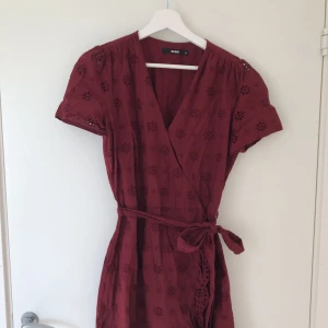 Söt klänning  - Jättesöt vinröd klänning.