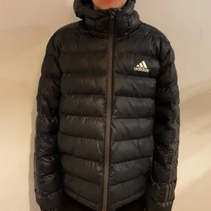 Adidasjacka - Jättesnygg jacka i storlek L (junior)  Mycket bra skick Nypris: 1000kr