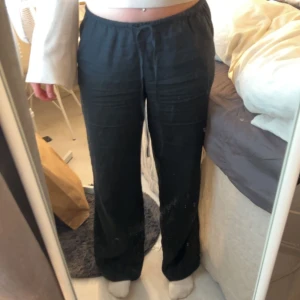 Linnebyxor - Köpte på Hm men kommer inte till användning och därför säljer jag dom😊