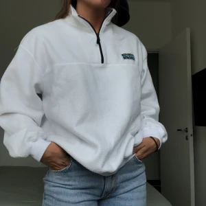 JUNKYARD HALF ZIP FLEECE - Half zip fleece från junkyard. Unisex. Stl M. Använd fåtal gånger, inga fläckar. 