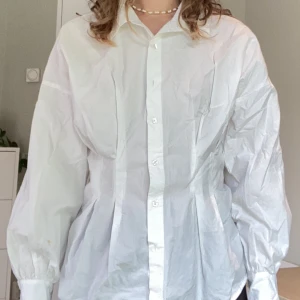 Vit korsett skjorta - Vit fin skjorta från Bik Bok. Använd få gånger 