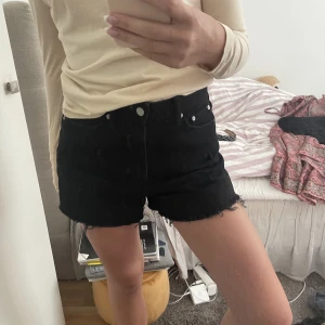 svarta jeansshorts - svarta jeansshorts som inte kommer till användning längre 🤍
