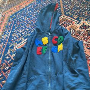Marinblå hoodie med texten: ABCDEFGH! Skriv vid intresse , för barn
